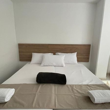 Hotel Sie7E Express Medellin Bagian luar foto